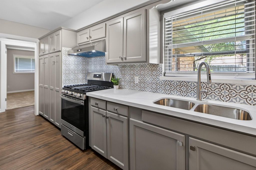 2027 Ottawa Lane, Houston, TX 77043