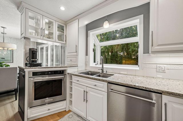 5551 W 93rd Street, Bloomington, MN 55437