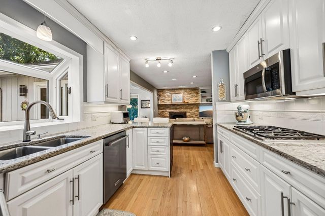 5551 W 93rd Street, Bloomington, MN 55437