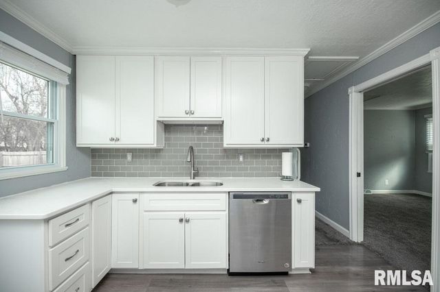 821 W RIDGE Road, Peoria, IL 61614