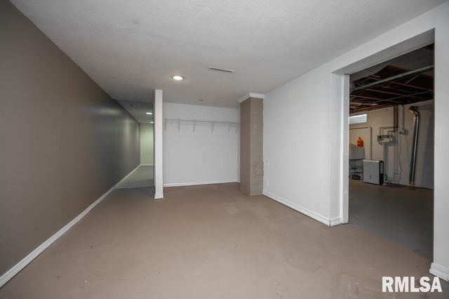 821 W RIDGE Road, Peoria, IL 61614