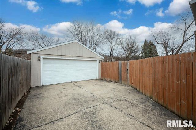 821 W RIDGE Road, Peoria, IL 61614