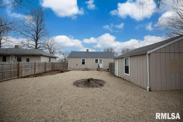 821 W RIDGE Road, Peoria, IL 61614