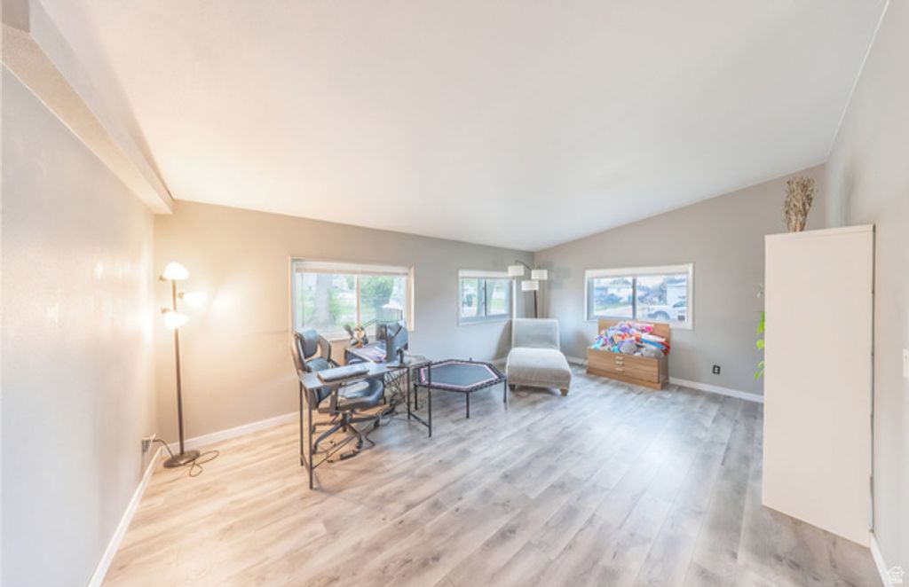 Image 4 of property listing at 537 KIRK ST, Layton, UT 84041