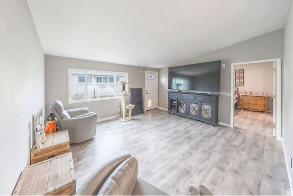 Image 7 of property listing at 537 KIRK ST, Layton, UT 84041