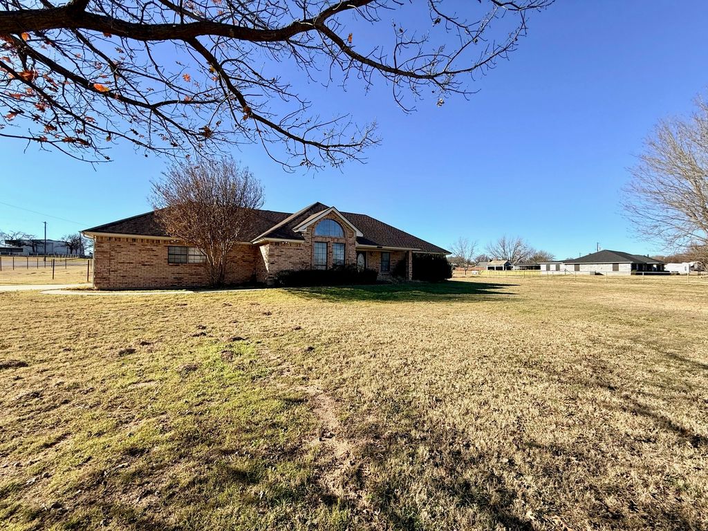 300 Ridge Road, Decatur, TX 76234