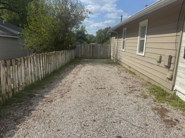 2227 N Elizabeth Avenue, Springfield, MO 65803