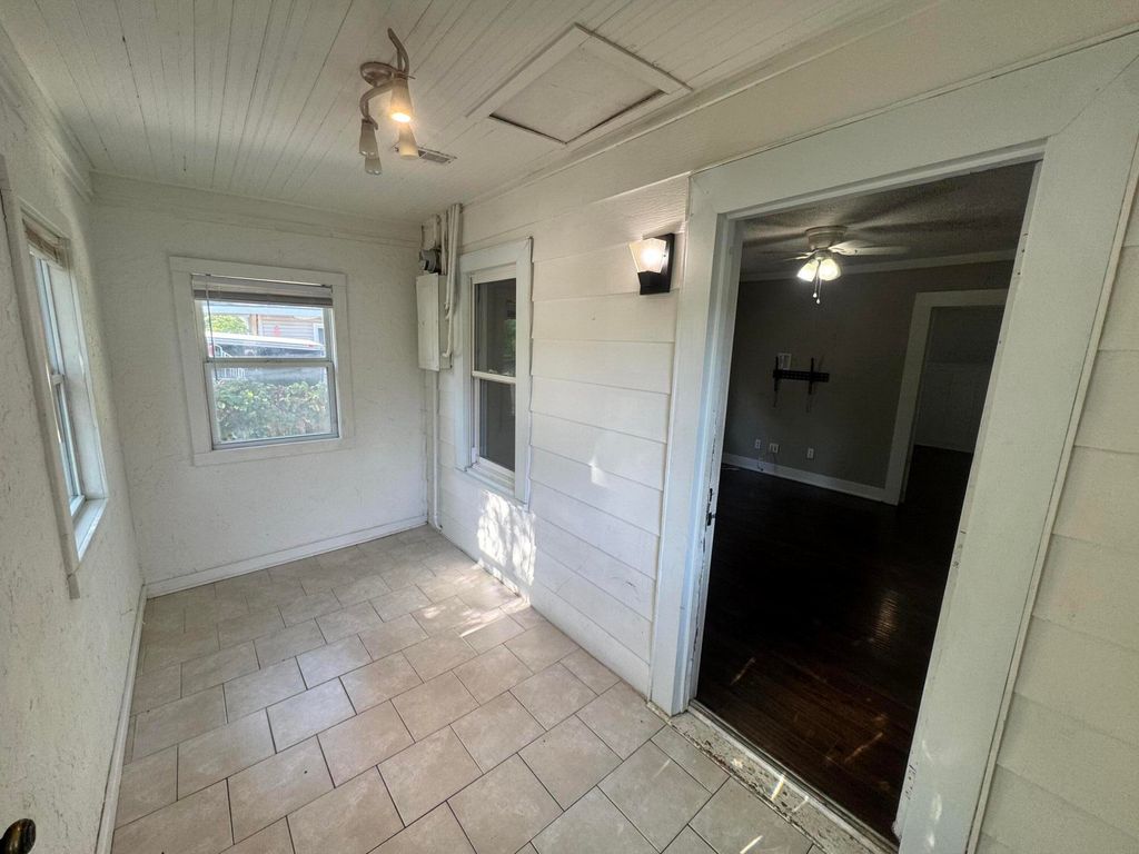 2227 North Elizabeth Avenue, Springfield, MO 65803