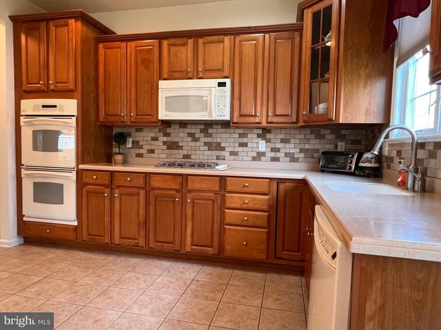 52 RIDGWAY DR, Bordentown, NJ 08505