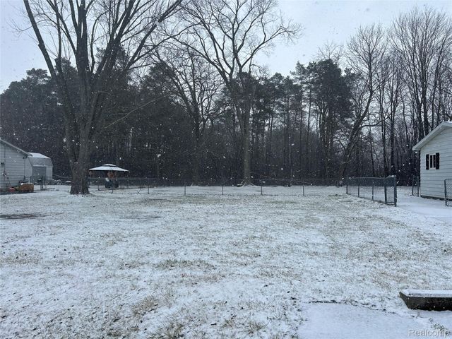 2121 Bramblewood Drive, Burton, MI 48519