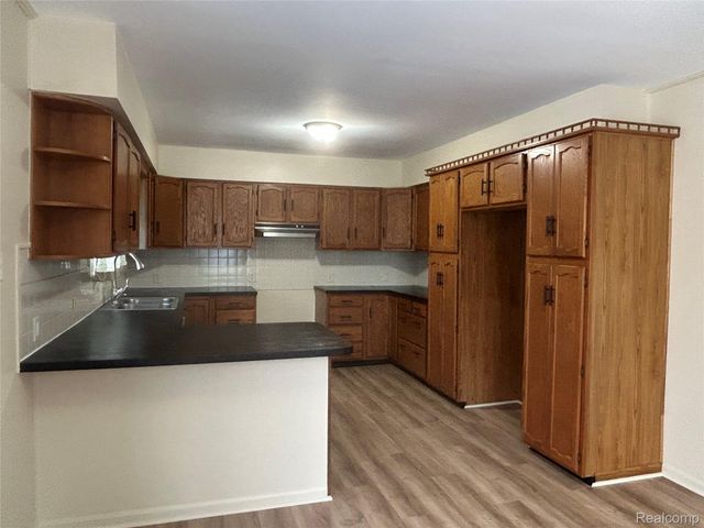 2121 Bramblewood Drive, Burton, MI 48519