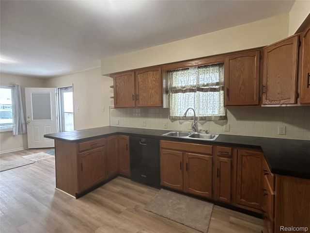 2121 Bramblewood Drive, Burton, MI 48519