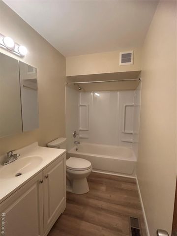 2121 Bramblewood Drive, Burton, MI 48519