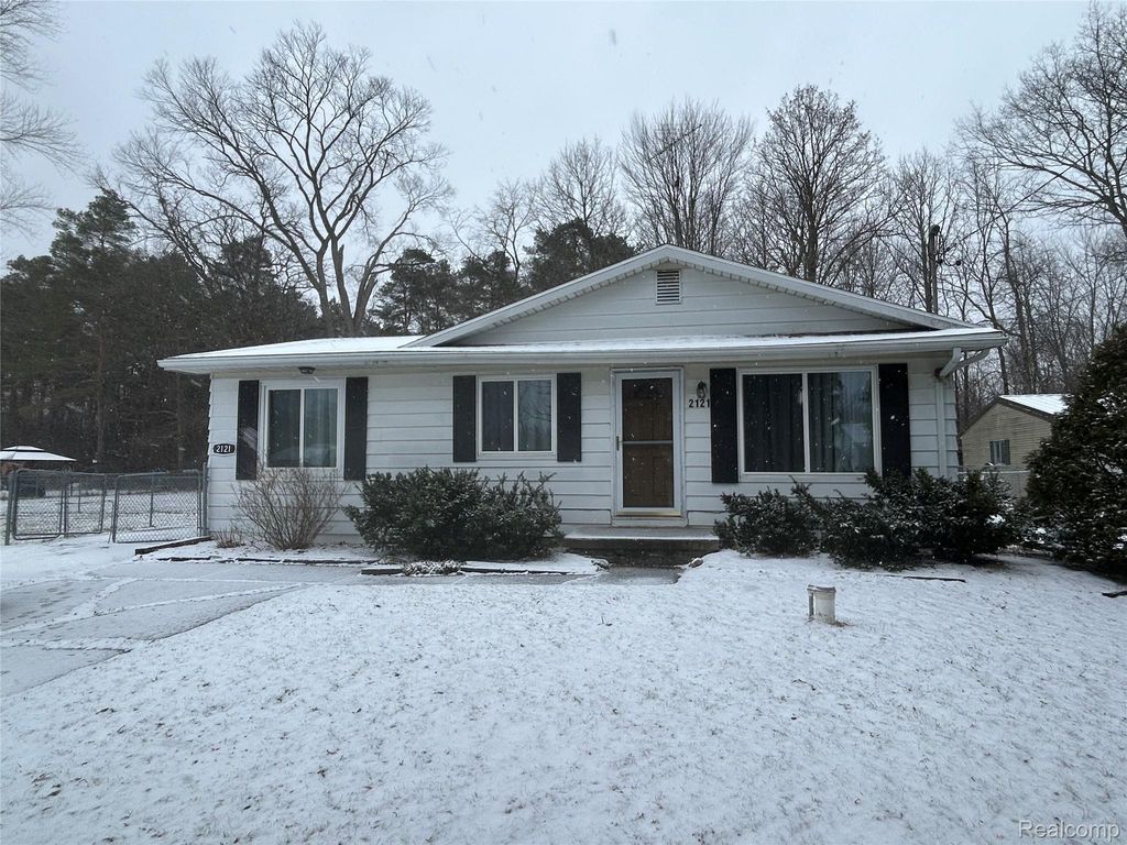 2121 Bramblewood Drive, Burton, MI 48519