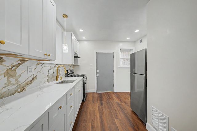10724 S Avenue C 2, Chicago, IL 60617