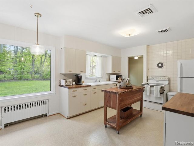 20600 Elizabeth Street, Saint Clair Shores, MI 48080