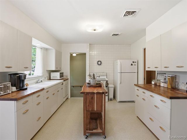20600 Elizabeth Street, Saint Clair Shores, MI 48080