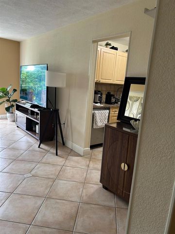 9320 Fontainebleau Blvd 515, Miami, FL 33172