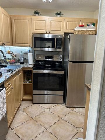 9320 Fontainebleau Blvd 515, Miami, FL 33172