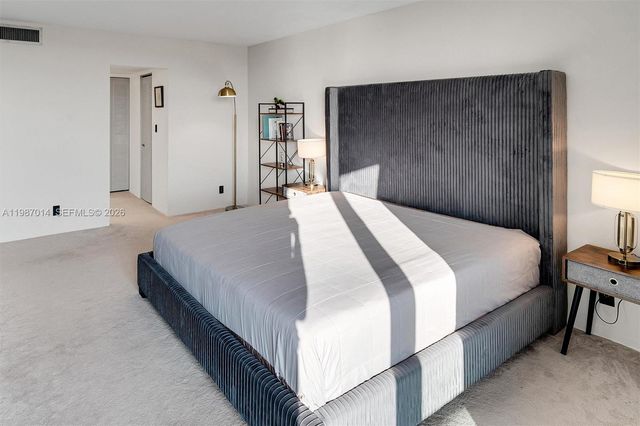 100 Bayview Dr 617, Sunny Isles Beach, FL 33160