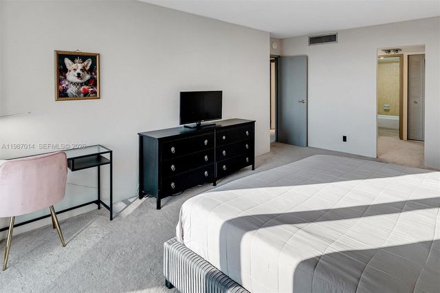 100 Bayview Dr 617, Sunny Isles Beach, FL 33160