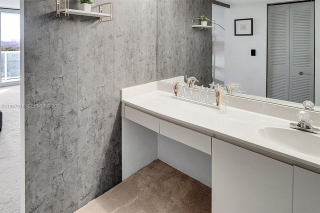 100 Bayview Dr 617, Sunny Isles Beach, FL 33160