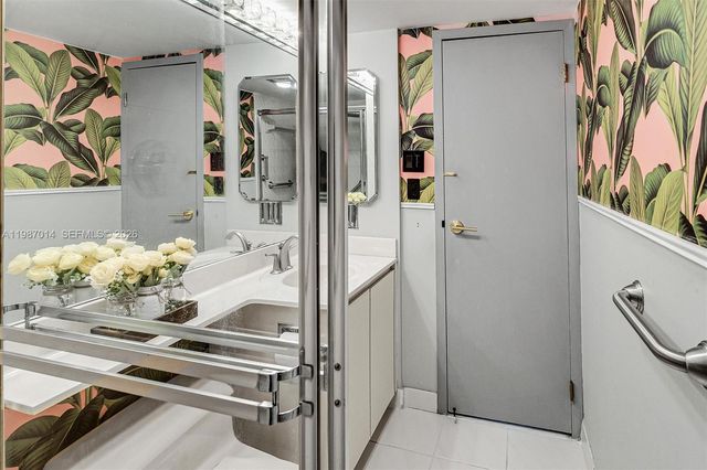 100 Bayview Dr 617, Sunny Isles Beach, FL 33160