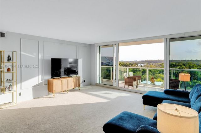 100 Bayview Dr 617, Sunny Isles Beach, FL 33160