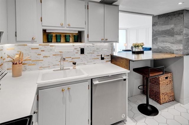 100 Bayview Dr 617, Sunny Isles Beach, FL 33160