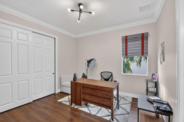 718 Edgebrook Lane, West Palm Beach, FL 33411