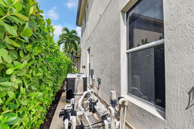 718 Edgebrook Lane, West Palm Beach, FL 33411