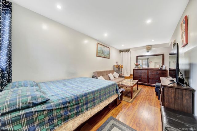 87-80 Little Neck Parkway, Floral Park, NY 11001
