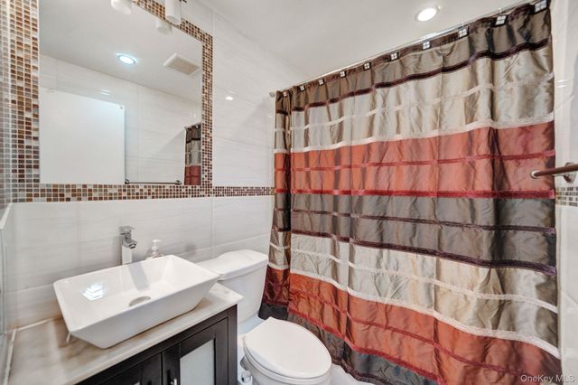 87-80 Little Neck Parkway, Floral Park, NY 11001