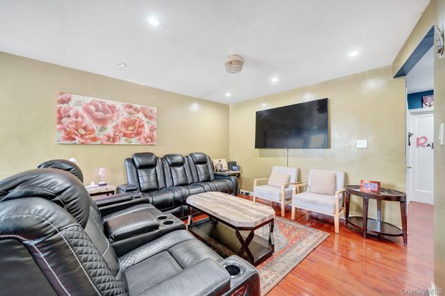 87-80 Little Neck Parkway, Floral Park, NY 11001
