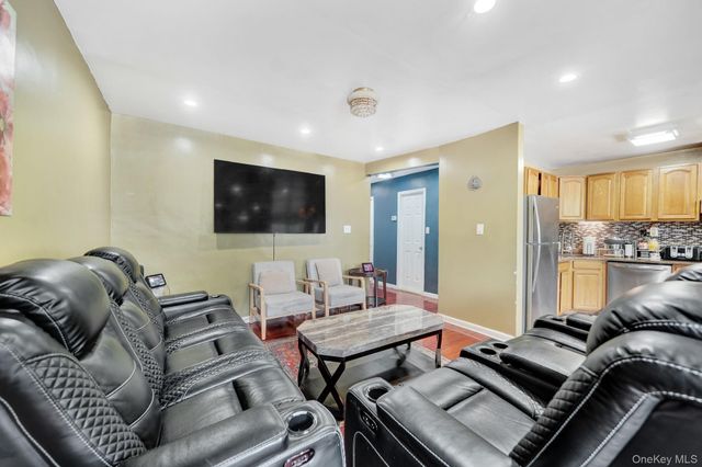 87-80 Little Neck Parkway, Floral Park, NY 11001