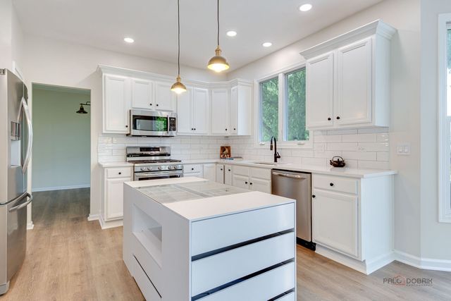 2482 Wyeth Drive, West Chicago, IL 60185