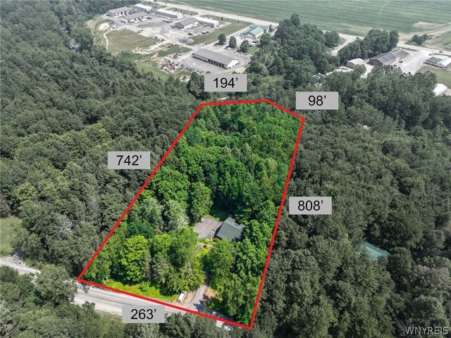 8 Deer Run Road, Holland, NY 14080