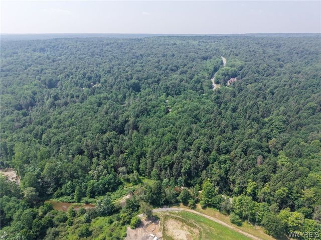 8 Deer Run Road, Holland, NY 14080
