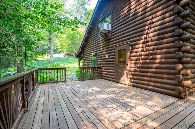 8 Deer Run Road, Holland, NY 14080