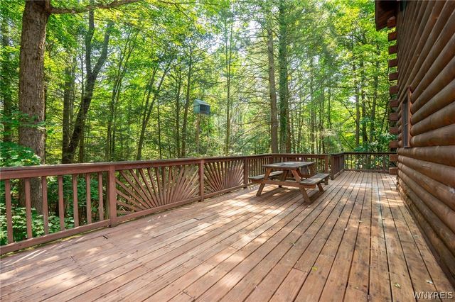 8 Deer Run Road, Holland, NY 14080