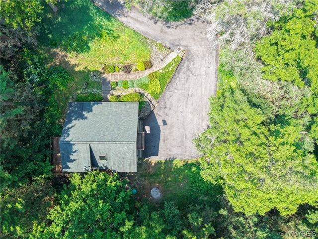 8 Deer Run Road, Holland, NY 14080