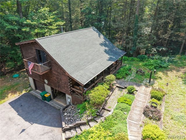 8 Deer Run Road, Holland, NY 14080