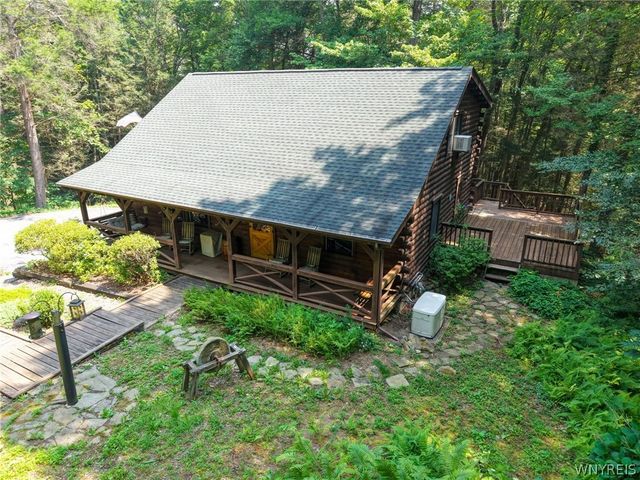 8 Deer Run Road, Holland, NY 14080