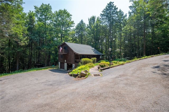 8 Deer Run Road, Holland, NY 14080