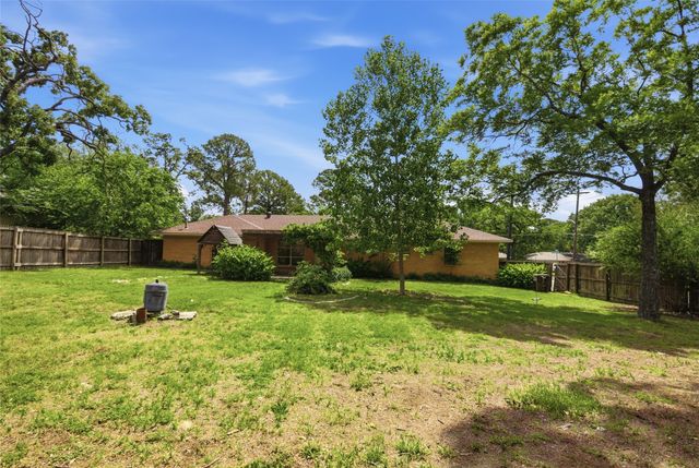 2703 Robinwood Lane, Denton, TX 76209