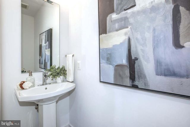 1220 Potomac Ave SE Apt 8, Washington, DC 20003