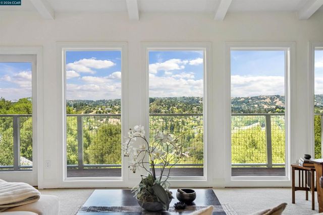 210 Courtney Ln, Orinda, CA 94563