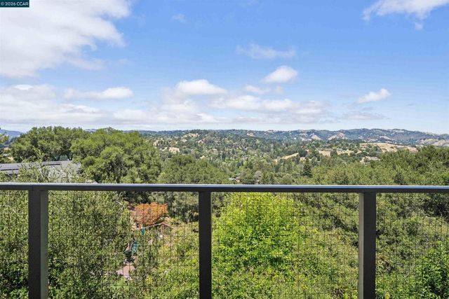 210 Courtney Ln, Orinda, CA 94563
