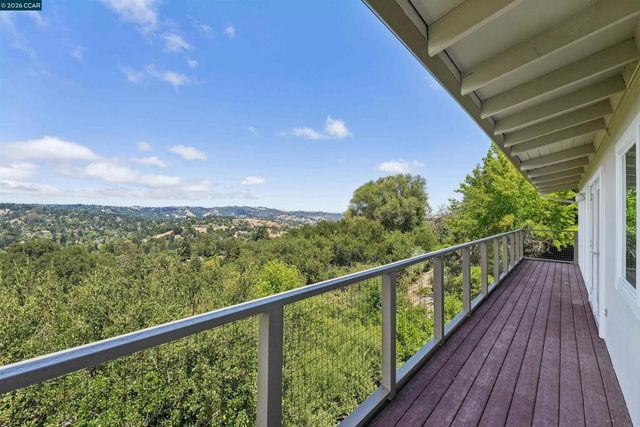 210 Courtney Ln, Orinda, CA 94563