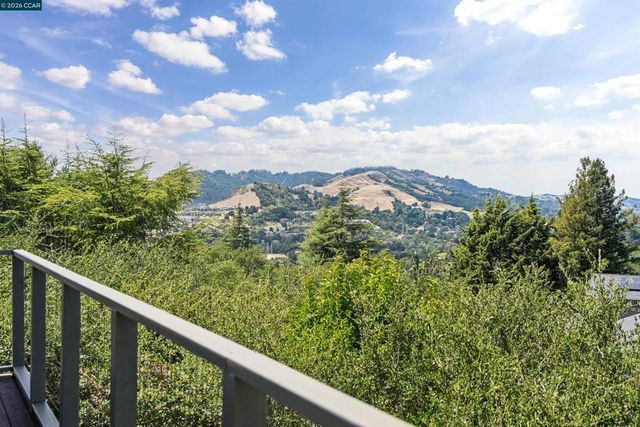 210 Courtney Ln, Orinda, CA 94563